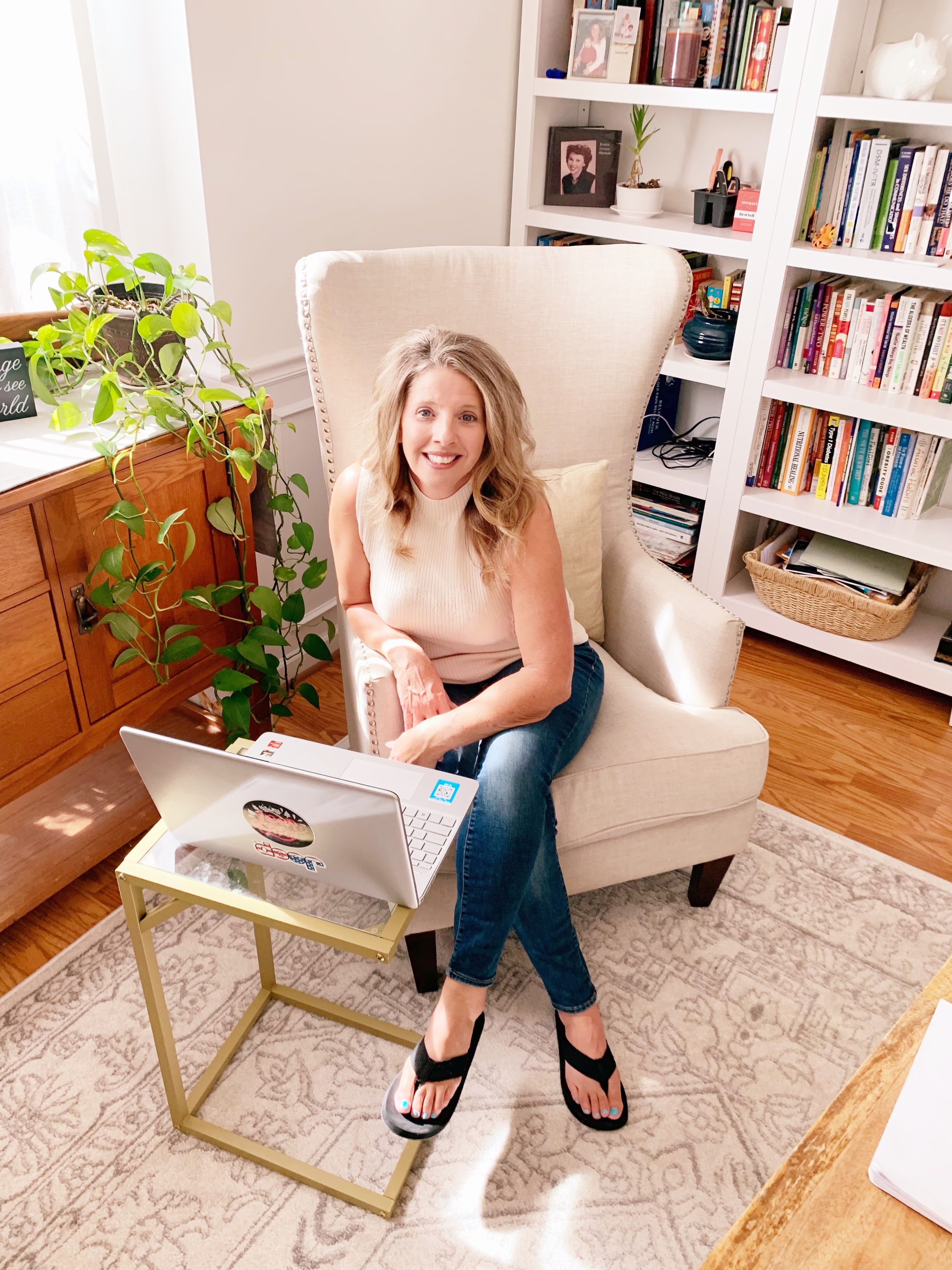 Blakely Patterson, licensed marriage and family therapist providing virtual relationship coaching nationwide for women making confident marriage decisions from home office